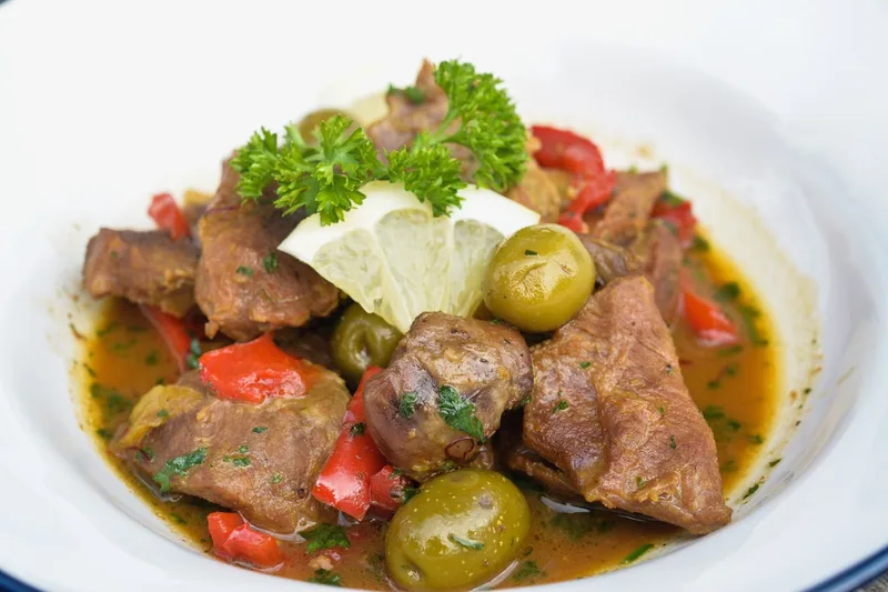 Lammragout: Für alternative Stücke wie Lammragout gibt es ganz verschiedenartige Rezepte aus aller Welt, die oft besser schmecken als das gewöhnliche Nierstück. Bild: Christian Gazzarin