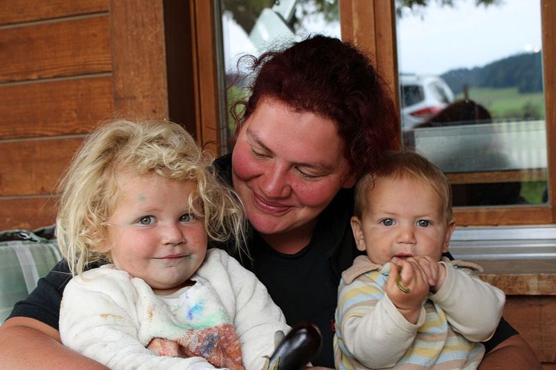 Nadine Hofstetter mit ihren beiden Kindern Ronja und Noel.