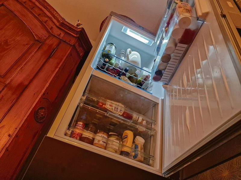 Ohne den grossen Kühlschrank ginge im Haushalt Lüthi-Barth wenig. Auch die junge Generation weiss ihn zu schätzen.
