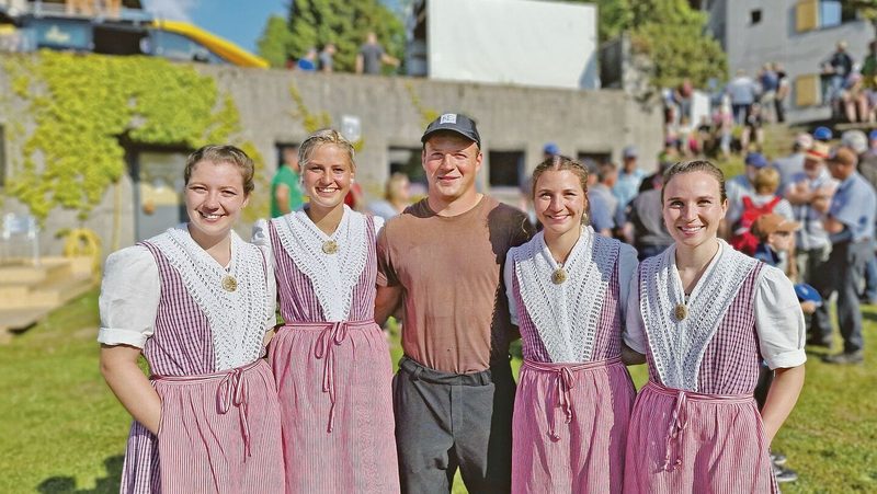 Hahn im Korb: Samuel Suter mit seinen drei Schwestern und Freundin Lara Pfyl (2. v. l.), welche am diesjährigen Stoos-Schwinget Ehrendamen waren.