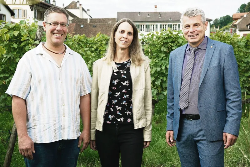 Remo (v. l. n. r.) und Sandra Giauque-Kunz aus Ligerz wurden von Regierungsrat Christoph Ammann als Berner Winzer 2021 ausgezeichnet. Die Tropfen diverser Bielersee-Winzer(innen) kommen auch national und sogar international gut an. Davon zeugen zahlreiche Preise und Auszeichnungen.