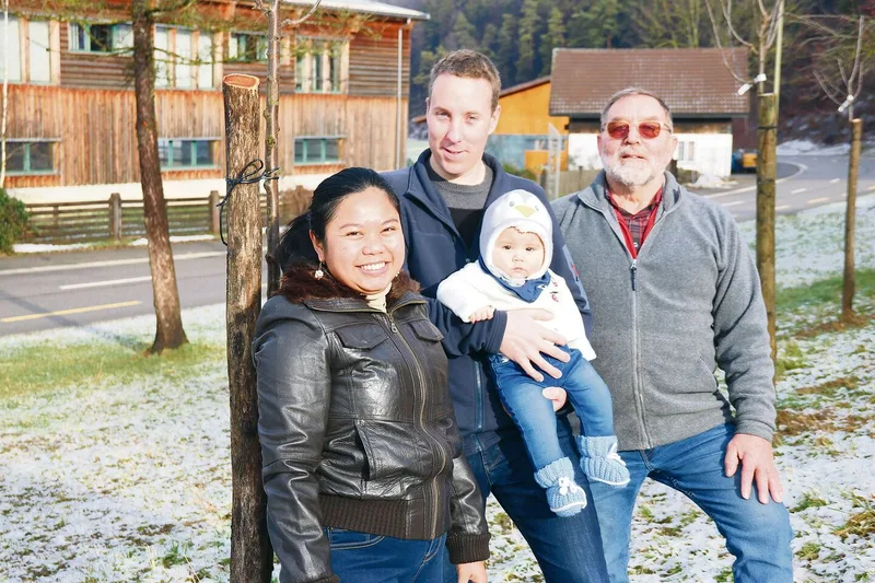 Hans Häfelfinger (rechts) aus Diegten im Baselbiet ist seit Beginn der Biolandbau-Bewegung mit Überzeugung dabei. Dass nun Sohn Niklaus mit seiner Frau April und Söhnchen Fabian den Hof ebenfalls biologisch weiterführt, erfüllt den überzeugten Biolandwirt mit grosser Genugtuung und Freude.