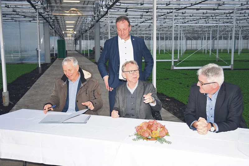 Mit ihrer Unterschrift haben (v. l. n. r.) Pascal Krayenbühl, Didier Castella, Fritz Burkhalter und BLW-Direktor Christian Hofer im November den Startschuss für das PRE-Projekt Bio Gemüse Seeland gegeben. Durch das Projekt sollen der Gemüsebau im freiburgischen Seeland sowie der Tourismus gefördert werden.