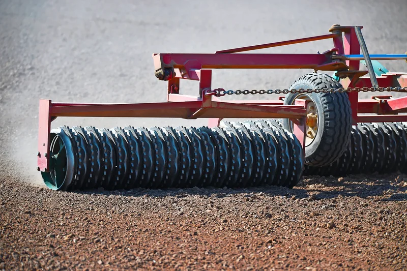 Traktor mit Ackerwalze