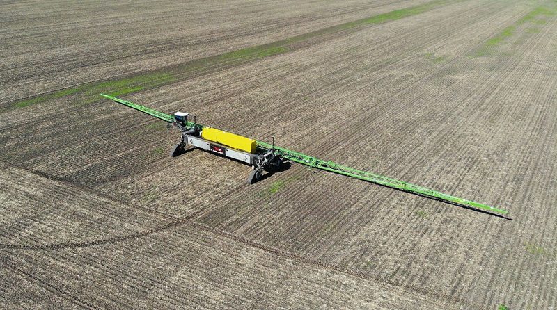 Nexat führt den Pflanzenschutz aus, indem das System mit einer enorm breiten Spritze über das Feld fährt.
