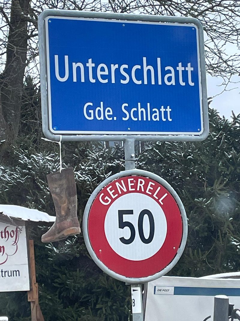 Aber warum hängen denn hier Stiefel?