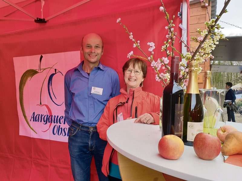Joe und Astrid Bründler am Stand der Aargauer Obstproduzenten kommen dank Apfeldegustation ins Gespräch mit Besuchern.