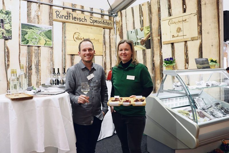 Daniel Buchmann und Tamara Uebelmann teilen sich einen Stand, beide führen Betriebe in Wittnau.