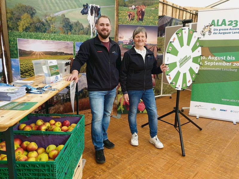 Ivan Aregger und Myrtha Dössegger stimmen am Stand des Bauernverbands Aargau auf die ALA ein.