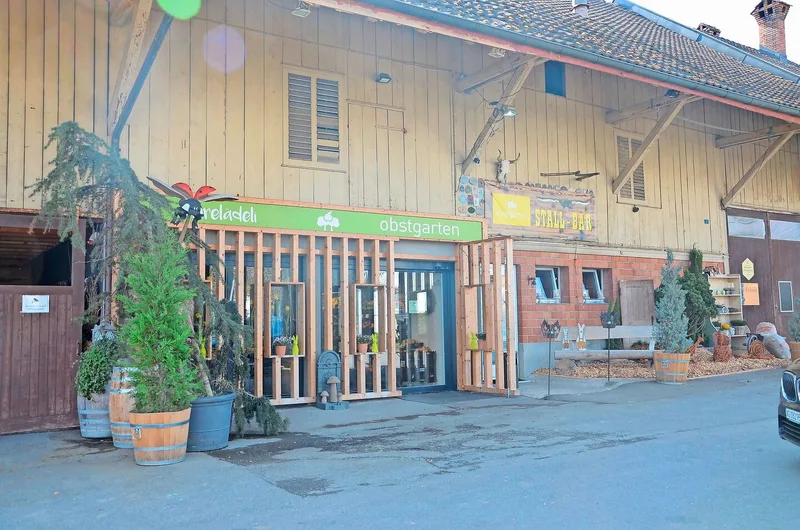 Mitten im Dorf unweit vom bekannten Einkaufszentrum «Shoppi Tivoli» im aargauischen Spreitenbach befindet sich der Hofladen der Familie Lienberger.