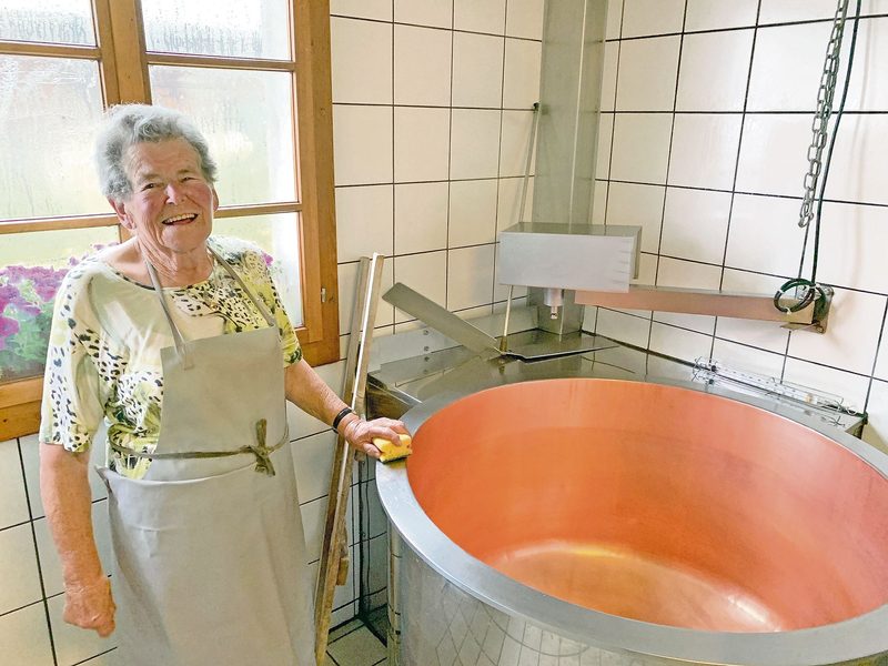 Täglich reinigt Anni Gisler das Kessi in der modern eingerichteten Alpkäserei.