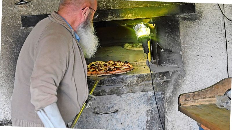 Ofenheizer Ernst Kilchhofer holt den ersten Salzkuchen aus dem Ofen. Seine Arbeit begann schon Stunden zuvor mit dem Einheizen.