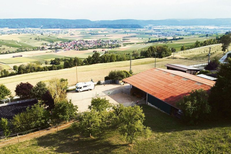 Die meisten Wohnmobile sind autark, eine Stellplatzordnung etwa zum Umgang mit Abfällen ist dennoch sinnvoll.
