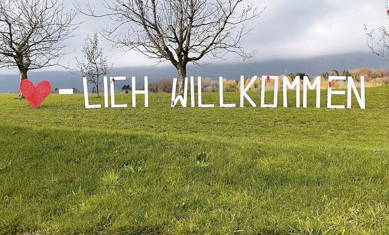 Grosse, selbst gebastelte Buchstaben hiessen die Hofdamen bei ihrem Besuch willkommen.