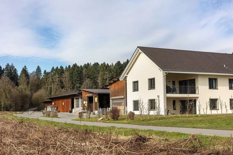 Die drei Etappen: Ganz links die erste Teilaussiedlung mit Maschinenhalle und Hühnerstall, in der Mitte die zweite Halle. 2019 folgten Kuhstall und Wohnhaus.