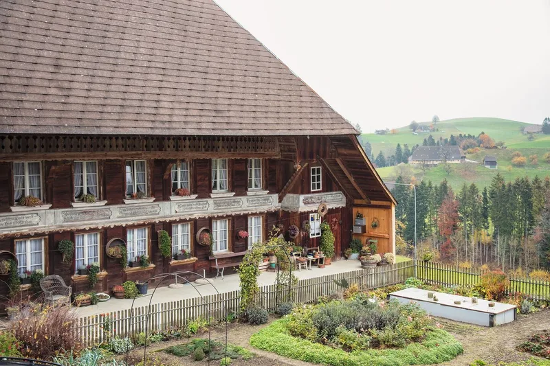 Den denkmalgeschützen Hof «Huebershus» in Wyssachen bewirtschaftet die Familie Zaugg in einer Generationengemeinschaft.