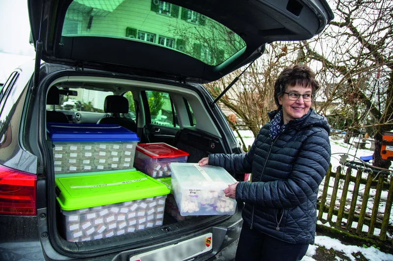 Marianne Zaugg aus Wyssachen BE bringt Meringues, Eierflädli, Bärner Läckerli und eine Kräuterbutter-Salzmischung zur «Burechorb»Zentrale in Aarwangen.
