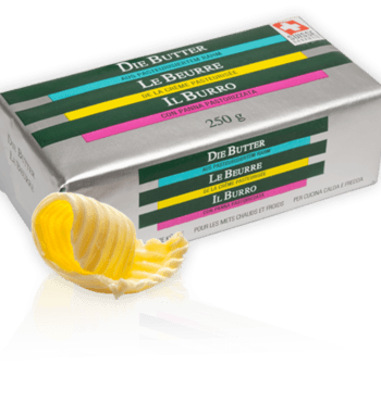 Eine 250-Gramm-Packung Schweizer Butter mit einem Butterröllchen.