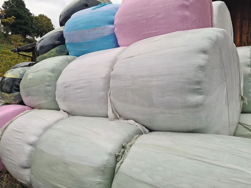 Siloballenfolien gibt es in verschiedenen Farben und in verschiedenen Festigkeiten. Am Markt ist die weisse Folie am häufigsten vertreten.