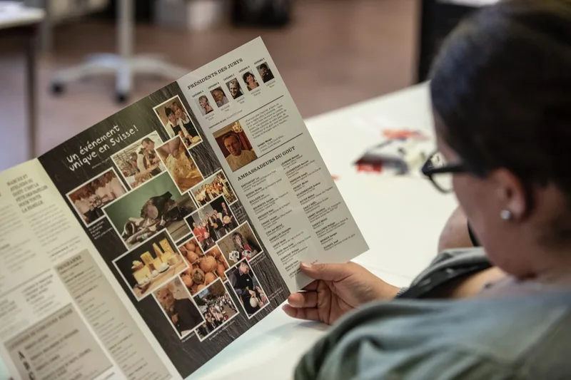Die angehenden Betriebsleiterinnen und Betriebsleiter analysieren Flyer, die für Produkte oder Dienstleistungen aus der Region werben. Bild: Pia Neuenschwander