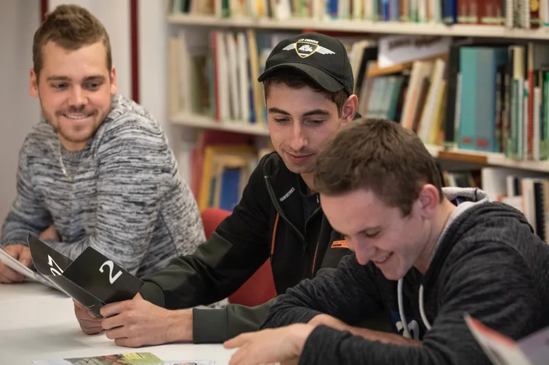 Die angehenden Betriebsleiter besuchen bei Olivier Boillat den Kurs «Marketing und Kommunikation». Bild: Pia Neuenschwander
