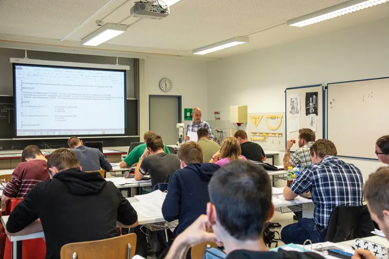 Pierre-André Odiet unterricht seit 29 Jahren. Odiet ist Ausbildungsverantwortlicher der Fondation Rurale Interjurassienne und steht selber vor den Klassen. «Die Schüler sind motiviert und wollen lernen», sagt er. Bild: Pia Neuenschwander