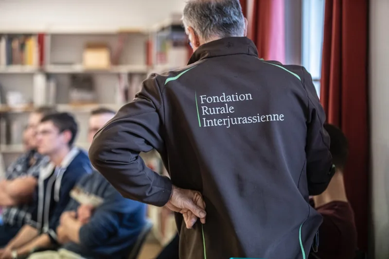 Olivier Boillat unterrichtet praxisnah: Auf einem kleinen Blatt müssen die angehenden Betriebsleiter für ihren Hof werben. Bild: Pia Neuenschwander