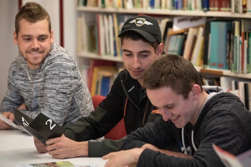 Die angehenden Betriebsleiter besuchen bei Olivier Boillat den Kurs «Marketing und Kommunikation». Bild: Pia Neuenschwander