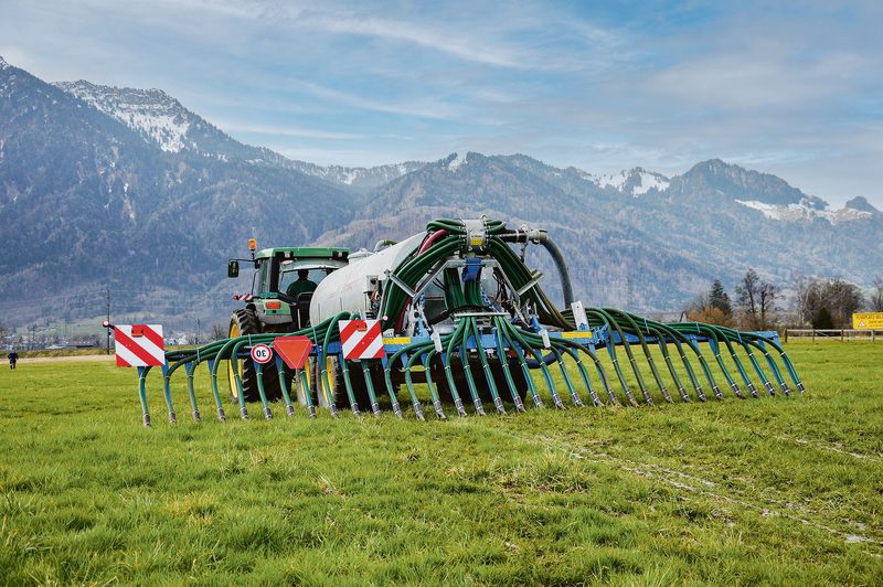 Thomas von Aarburg mit seinem modernisierten Güllefass im Einsatz.
