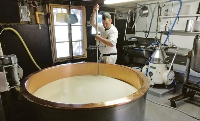 Adrian Schenk beim Käsen. Heuer haben die beiden Familien auf der Alp Rämisgummen 13 Tonnen Alpkäse produziert.