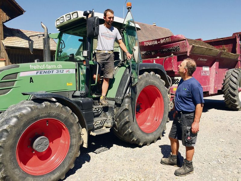 Sohn Niklas (l.) macht sich auf den Weg und liefert Kompost aus. Den Betriebszweig hat Ueli Küng mit zwei Kollegen aufgebaut.