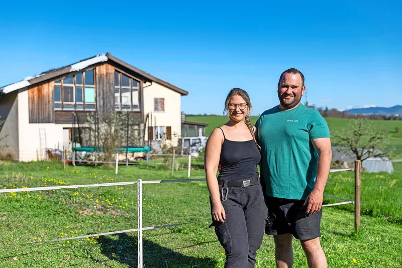 Faye und Serge Duperrex haben 2023 geheiratet. Auf die Bewilligung, neue Wohnhäuser zu erstellen, warten sie noch. Im Moment wohnen sie im Nachbardorf.