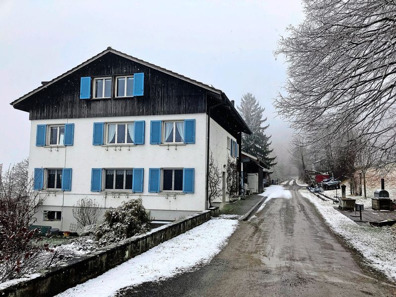 Der Hof der Agronomin und Bäuerin befindet sich ausserhalb von Oberembrach auf rund 600 m ü. M.