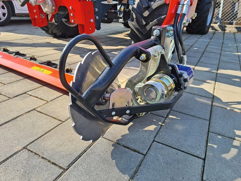 Eine hydraulisch betriebene Welle bringt zwei Exzenter zum Drehen, welche die beiden Messer in Bewegung bringen.