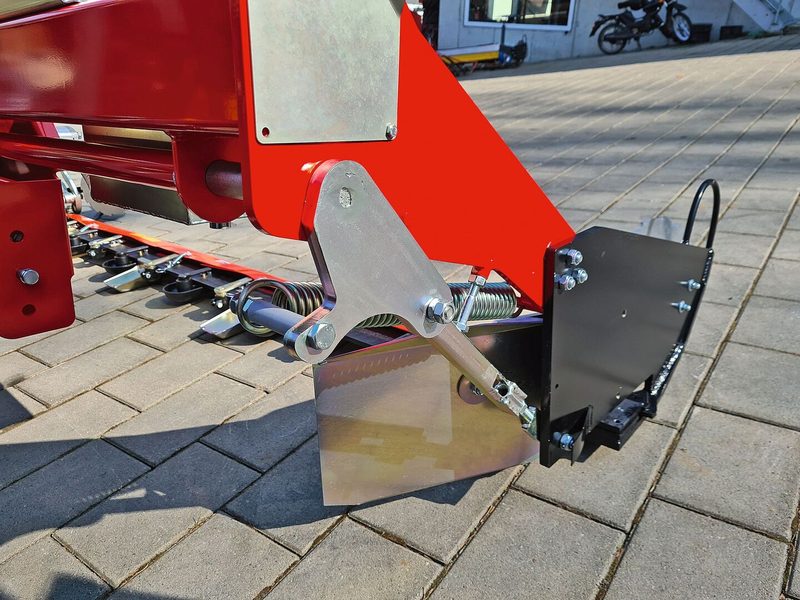 Der Messerbalken schwenkt mit dem Anfahrschutz nach hinten oben.