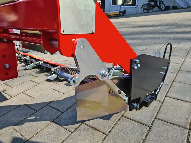 Der Messerbalken schwenkt mit dem Anfahrschutz nach hinten oben.