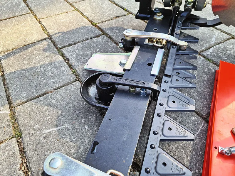 Das untere und das obere Messer werden an beweglichen Hebeln geführt. Durch den Versatz der Klingen verteilt sich die Antriebs-Belastungsspitze.
