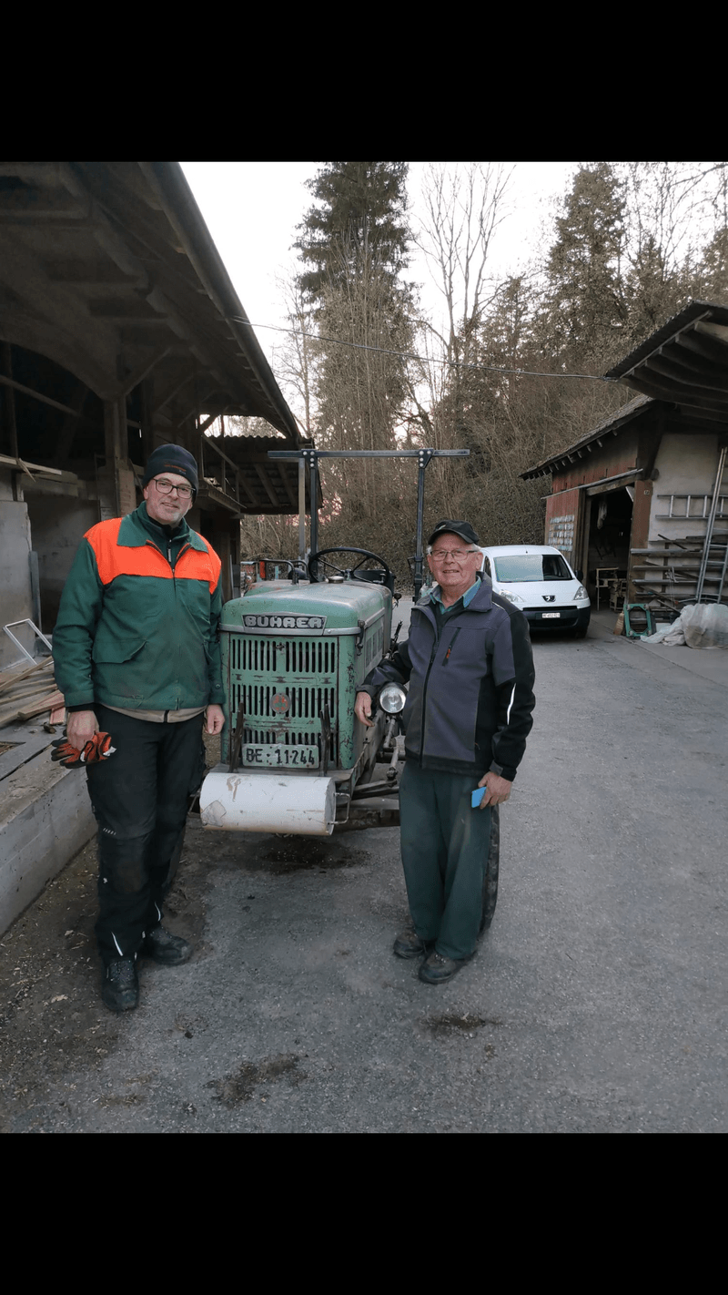 Der Traktor landete unglücklich in der Aare