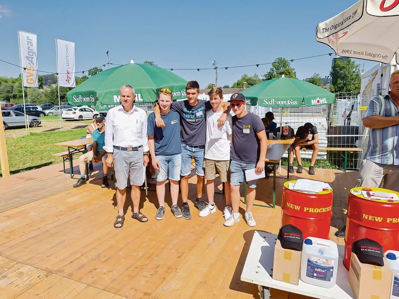 Roman Engeler, Direktor SVLT (ganz links), mit den besten Junioren, darunter Sieger Livio Bucher (2. v. l.).