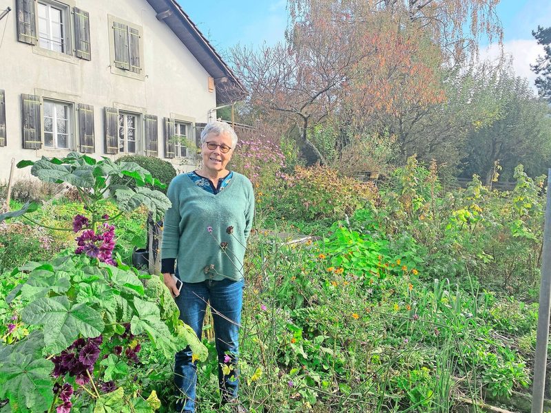Fast wie auf dem Land: Silvia Uehlinger in ihrem Garten in Lausanne VD.