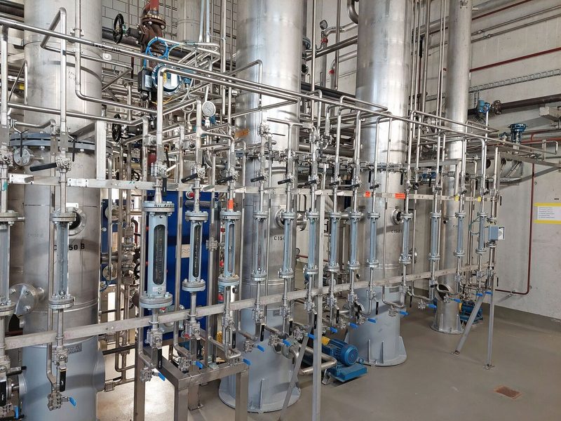 Das Herzstück der Anlage ist die Destillation. Hier wird die Qualität und Art des Ethanols beeinflusst, also ob es Trink- oder Pharmaethanol wird.