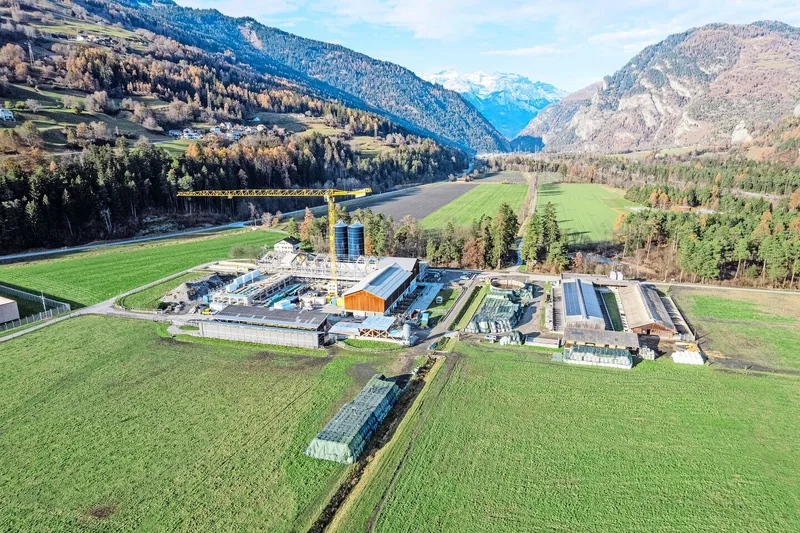 Vogelperspektive auf den Gutsbetrieb JVA Realta noch während der Bauphase. Links im Bild der hufeisenförmige Neubau.
