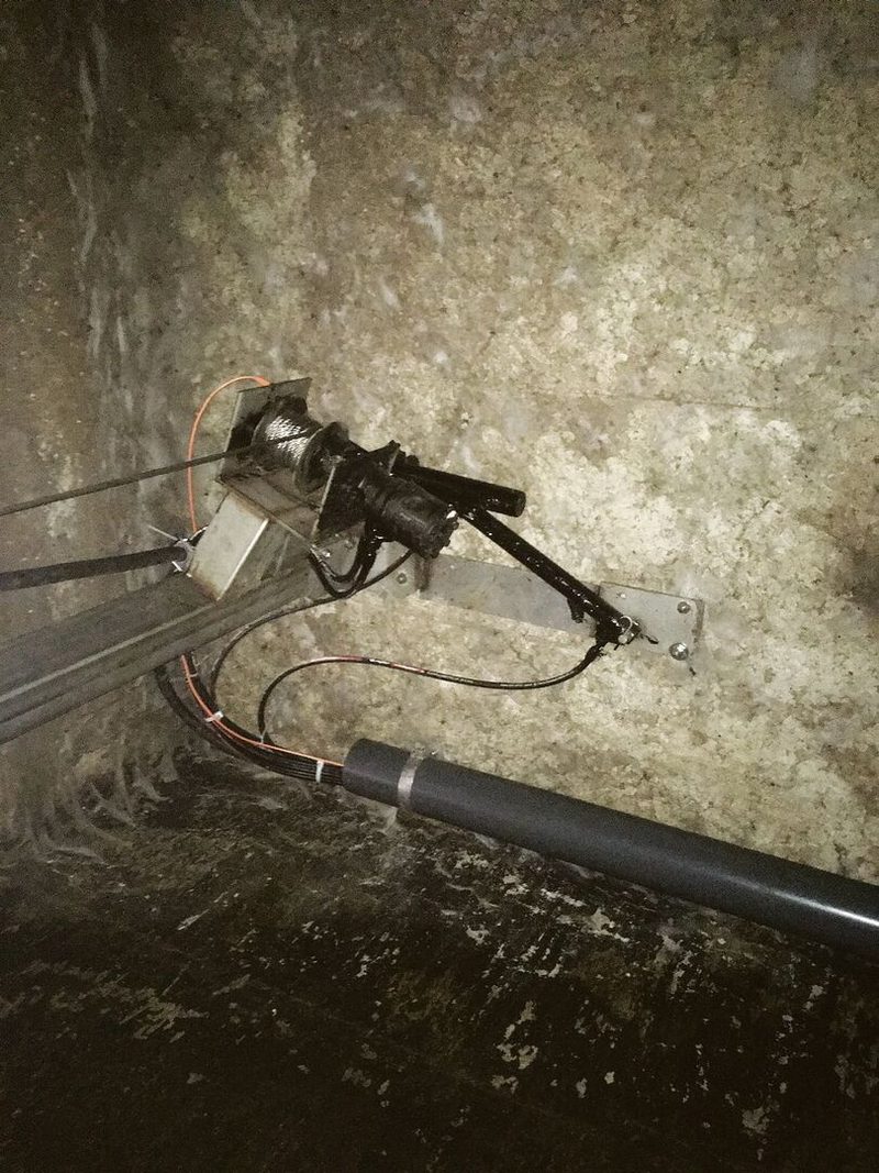 Die Aufhängung des Güllerührwerks an der Decke des Güllelochs.