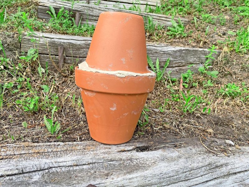 Die Olla ingraben und das Wasser über das Abzugloch einfüllen.