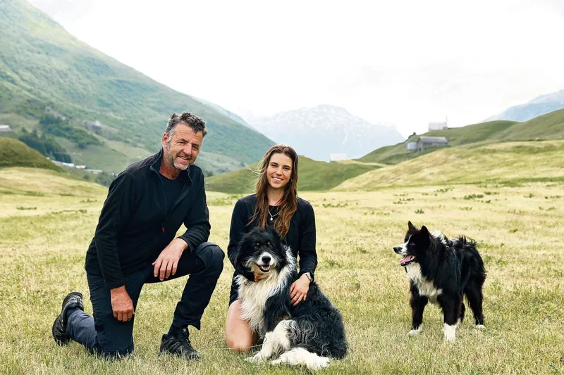 Die Treibhunde von Vater Remo Christen (l.) begleiten Eliane Christen teilweise auch bei ihren Konditionstrainingseinheiten im Urserntal.