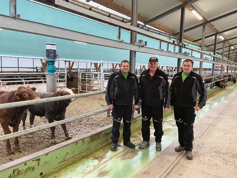Christoph Meier (links) führt den Betrieb gemeinsam mit seinem Bruder Andreas (rechts) und mit Unterstützung durch Vaters Urs (Mitte).