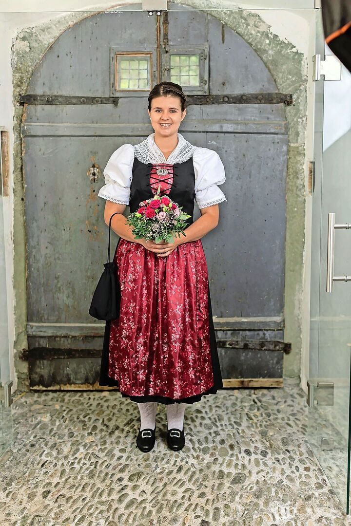 Isabella Figi in der Neuen Glarner Kirchentracht, die sie am ESAF tragen wird. Es ist ihre erste eigene Tracht.