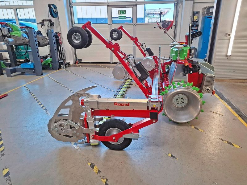 Der Mähbalken wird über Tasträder geführt. Beim Wenden läuft die Maschine auf den Schwenkrädern am hier angehobenen Gestänge. Diese machen die Maschine auch beim Auf- und Ablad manövrierfähig.
