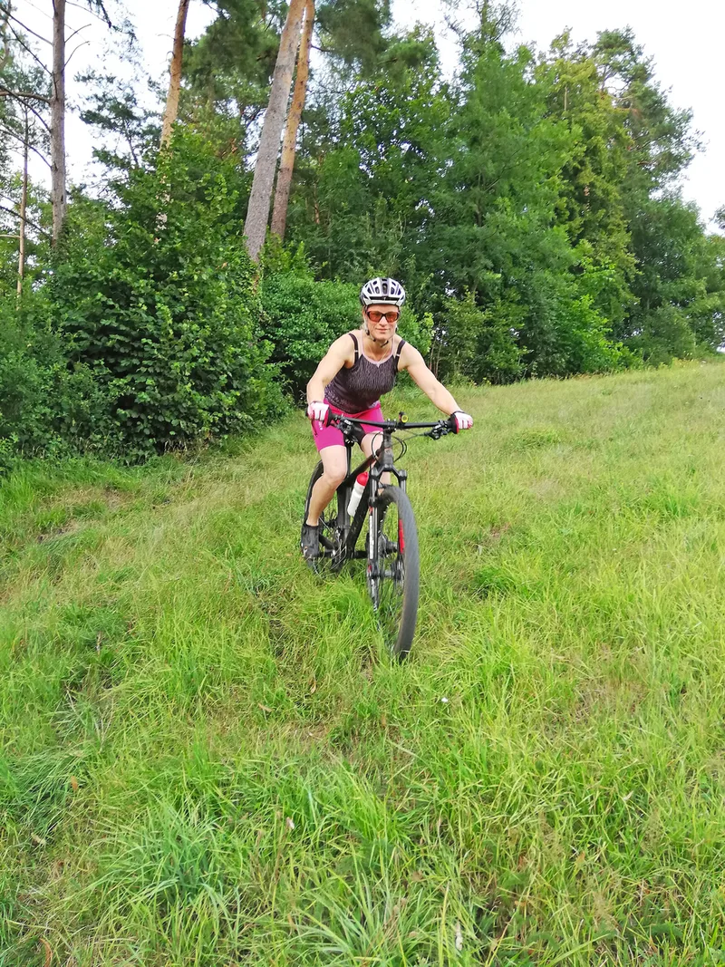Einmal pro Woche trifft sich Nicole Mühlestein mit Kolleginnen und Kollegen zu einer Biketour, danach zum Beisammensein in einer Beiz. Bild: zVg