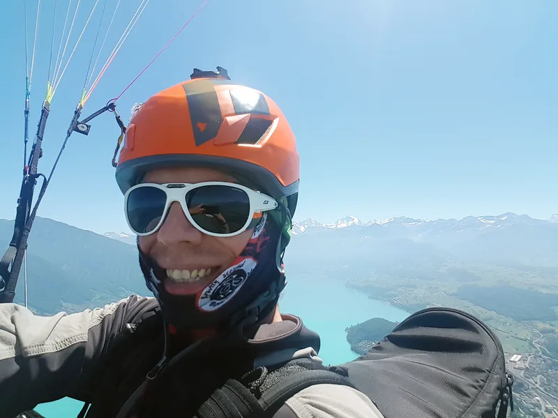 Tobias Küng ist vom Gleitschirm-Virus infiziert. Er geniesst es, hoch oben in der Luft abzuschalten und sich voll aufs Fliegen zu konzentrieren. Bild: zVg